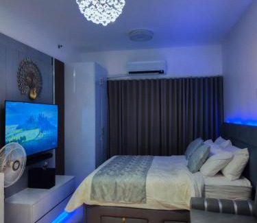 Highway Hills Apartamento | Cozy Condo Home along EDSA with a City View