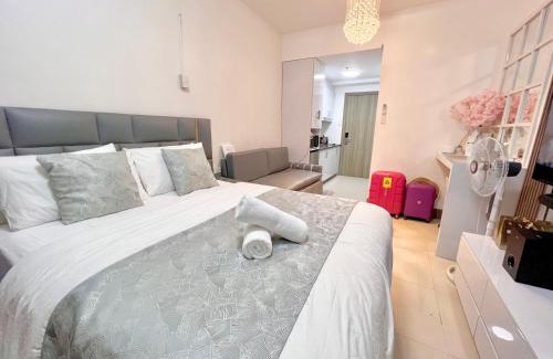 Highway Hills Apartamento | Cozy Condo Home along EDSA with a City View