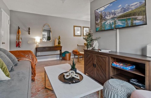 Huntington Apartamento | Cozy Condo in City: Just Steps to the Metro!