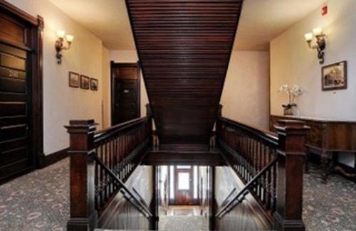 Salida Casa | Cozy Condo In The Historic Palace Hotel, Downtown