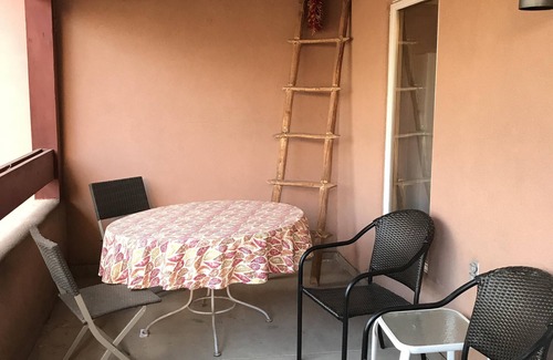 Santa Fe Condominio | Condominio acogedor cerca de la Plaza con vista desde el balcón cubierto