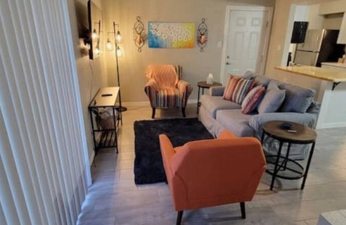 Midland Condominio | Cozy Condo near restaurants and shopping.