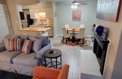 Midland Condominio | Cozy Condo near restaurants and shopping.