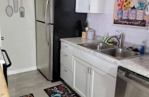 Midland Condominio | Cozy Condo near restaurants and shopping.