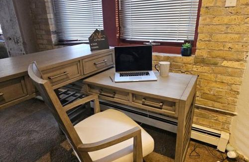 East Town Apartamento | Cozy Condo on the River!