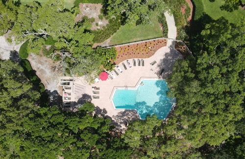 Palm Harbor Condominio | Cozy Condo Steps From Valspar! Putting, Wine, TV