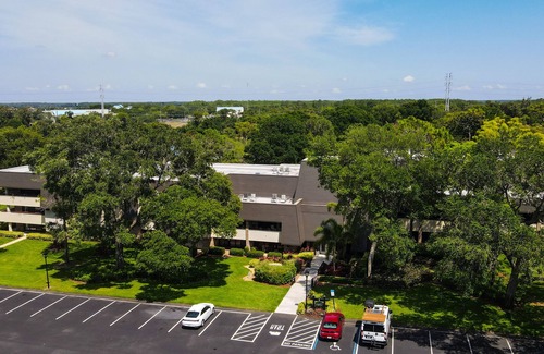 Palm Harbor Condominio | Cozy Condo Steps From Valspar! Putting, Wine, TV