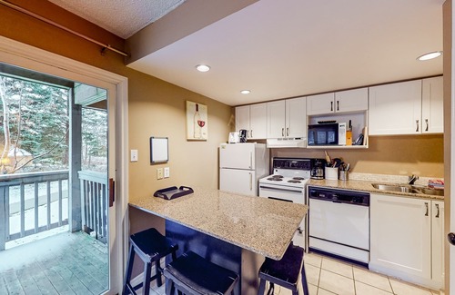 Craigleith Apartamento | Cozy condo w/ shared pool & tennis courts - walk to lifts/shuttle