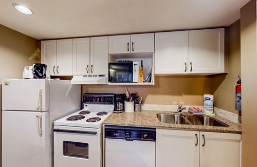 Craigleith Apartamento | Cozy condo w/ shared pool & tennis courts - walk to lifts/shuttle