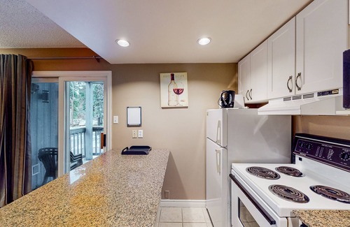 Craigleith Apartamento | Cozy condo w/ shared pool & tennis courts - walk to lifts/shuttle