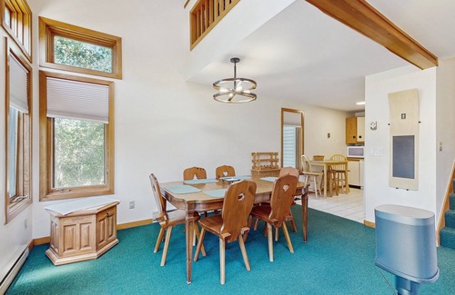 Wilmington Condominio | Cozy condo w/golf course views, pet-friendly, balcony, bbq, fireplace, mudroom