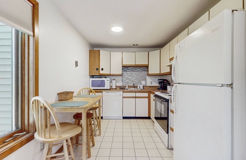 Wilmington Condominio | Cozy condo w/golf course views, pet-friendly, balcony, bbq, fireplace, mudroom
