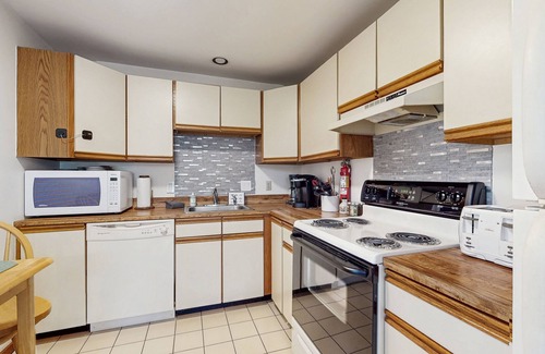 Wilmington Condominio | Cozy condo w/golf course views, pet-friendly, balcony, bbq, fireplace, mudroom