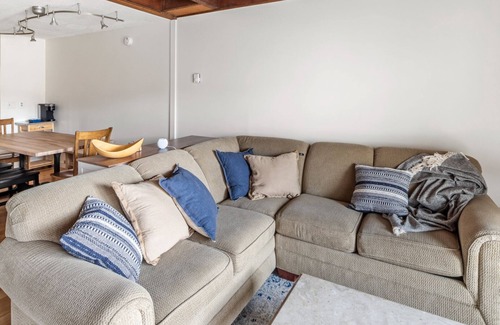 Bolton Valley Condominio | Cozy condo w/ patio & mountain views