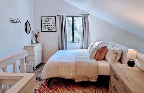 Mammoth Lakes Apartamento | Cozy condo walking distance to village and gondola w/ pool/ jacuzzi sleeps 4.