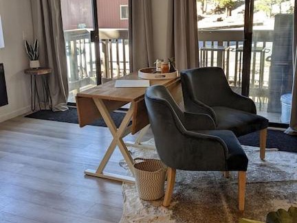 Mammoth Lakes Apartamento | Cozy condo walking distance to village and gondola w/ pool/ jacuzzi sleeps 4.