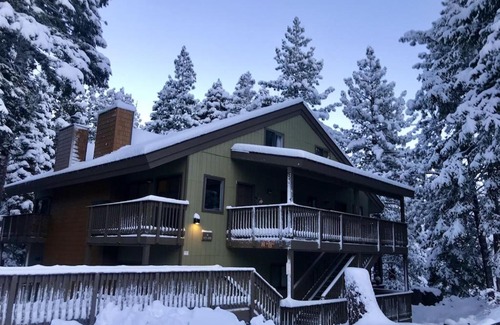Mammoth Lakes Apartamento | Cozy condo walking distance to village and gondola w/ pool/ jacuzzi sleeps 4.