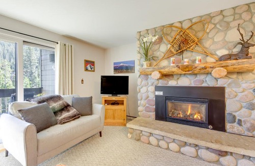 Big Sky Apartamento | Cozy Condo with Balcony - Near Big Sky Resort!