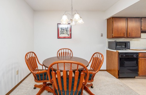 Alyeska Condominio | ¡NUEVO LISTADO! Condo w / gran ubicación en el centro cerca de ciclismo, tiendas, restaurantes