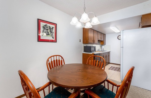Alyeska Condominio | ¡NUEVO LISTADO! Condo w / gran ubicación en el centro cerca de ciclismo, tiendas, restaurantes