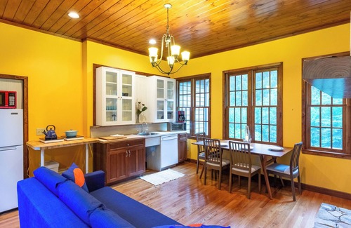 Almond Apartamento | Cozy Condo with Hot Tub & Stunning Views! Close to Bryson City & Fontana Lake