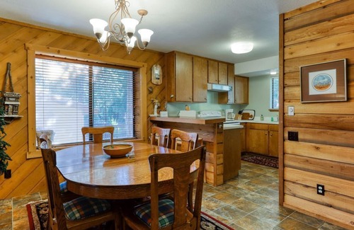 Lakeshore Condominio | Acogedor condominio con piscina compartida y bañera de hidromasaje: ¡camina hasta el puerto deportivo en Huntington Lake!