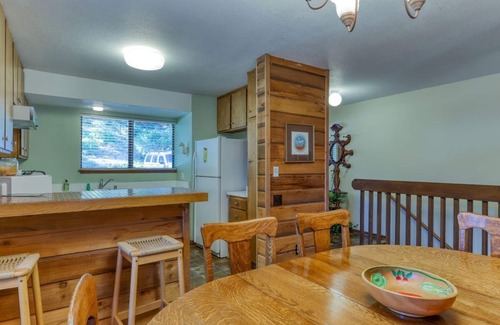 Lakeshore Condominio | Acogedor condominio con piscina compartida y bañera de hidromasaje: ¡camina hasta el puerto deportivo en Huntington Lake!