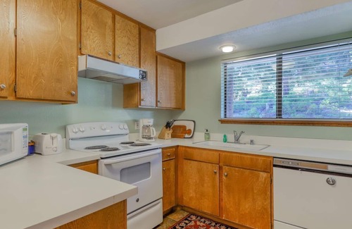 Lakeshore Condominio | Acogedor condominio con piscina compartida y bañera de hidromasaje: ¡camina hasta el puerto deportivo en Huntington Lake!