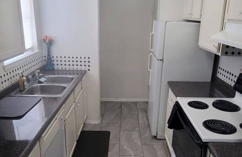 Clodine Condominio | Cozy Condo2, surrounded by shopping & eateries