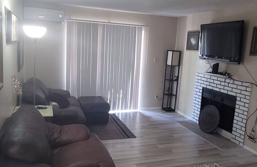 Clodine Condominio | Cozy Condo2, surrounded by shopping & eateries