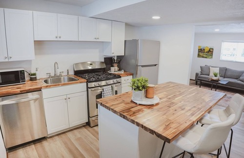 Logan Casa | Cozy Convenient Basement Apt.