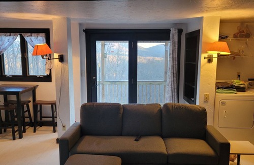 Blairsville Cabina | Cozy cool cabin in the mountains with a view Close to Downtown with a hot tub