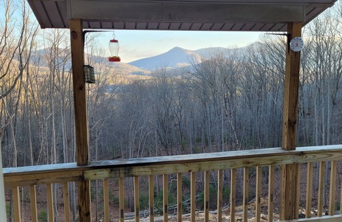 Blairsville Cabina | Cozy cool cabin in the mountains with a view Close to Downtown with a hot tub