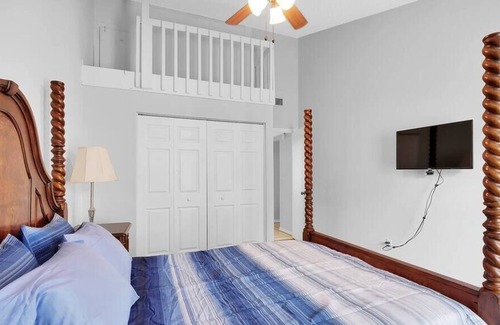 Southside Casa | ~Cozy Corner Casa Sleeps 9 Screened Patio~