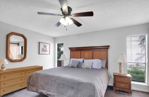 Southside Casa | ~Cozy Corner Casa Sleeps 9 Screened Patio~