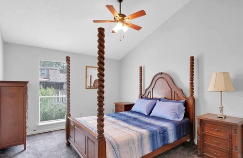 Southside Casa | ~Cozy Corner Casa Sleeps 9 Screened Patio~