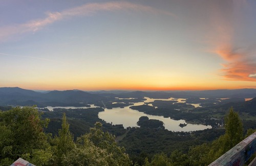 Hiawassee Casa | Cozy corner getaway in the mountains-Minutes away from Helen,GA/GA Mt Fairground