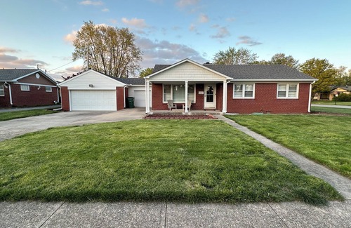 Speedway Casa | Cozy Corner House 9 min walk from Indianapolis Motor Speedway!