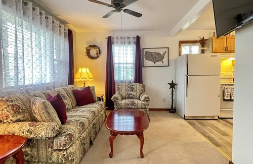 Cumberland Casa | Cozy Cottage 2 bedroom house one and half bathrooms Cumberland, Md with AC, WiFi