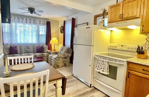 Cumberland Casa | Cozy Cottage 2 bedroom house one and half bathrooms Cumberland, Md with AC, WiFi