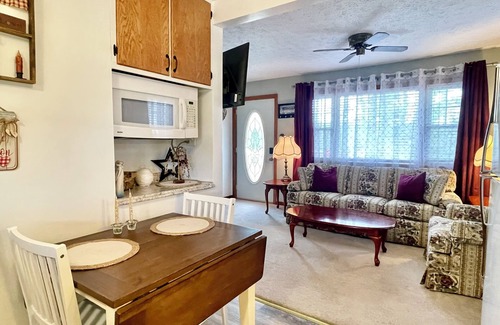 Cumberland Casa | Cozy Cottage 2 bedroom house one and half bathrooms Cumberland, Md with AC, WiFi