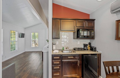 Queensbury Cabaña | Cozy Cottage at Lake George Campsites!