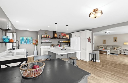 Hartland Casa | Cozy Cottage at Long Lake with plenty of outdoor space!