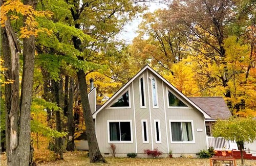 Higgins Lake Cabaña | Cozy Cottage by The Lakes