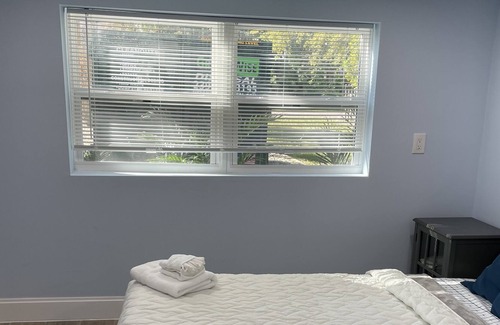 Mid Island Cabaña | Cozy cottage canal from 2 blocks from beach