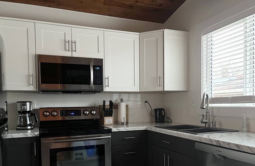 Sylvan Lake Cabina | Cozy Cottage Close to Public Beach