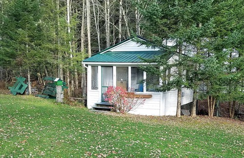 Barton Cabaña | May Brook Falls Cottages, Cottage #3