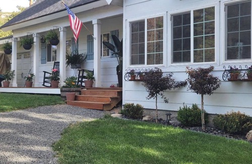 Larkspur Otro | Cozy cottage farmhouse