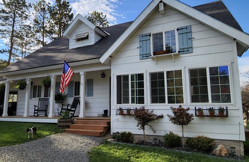 Larkspur Otro | Cozy cottage farmhouse