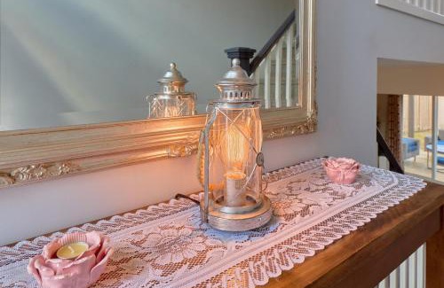Meaford Casa | Cozy Cottage for Fall Getaways, Private backyard, decks